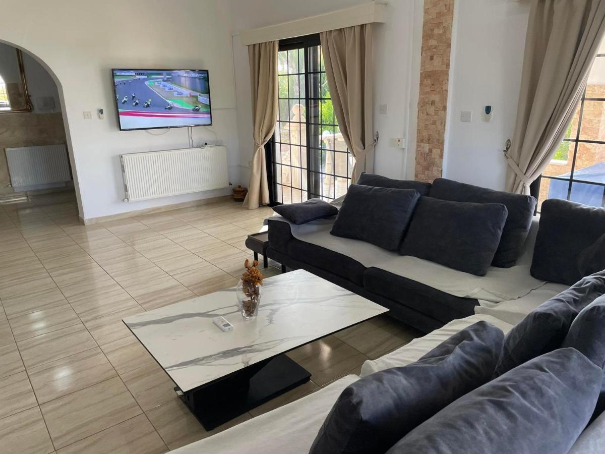 Villa Ocean Stones 1Km From Main Coral Bay Beach Peyia Exterior foto